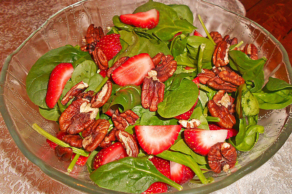 Feldsalat mit marinierten Erdbeeren