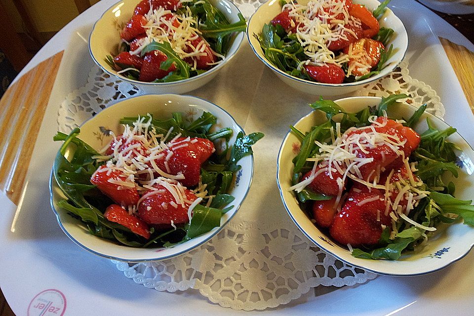 Feldsalat mit marinierten Erdbeeren