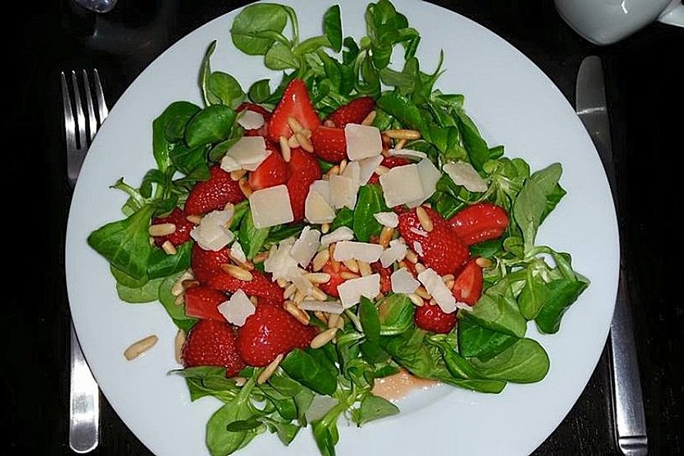 Feldsalat mit marinierten Erdbeeren