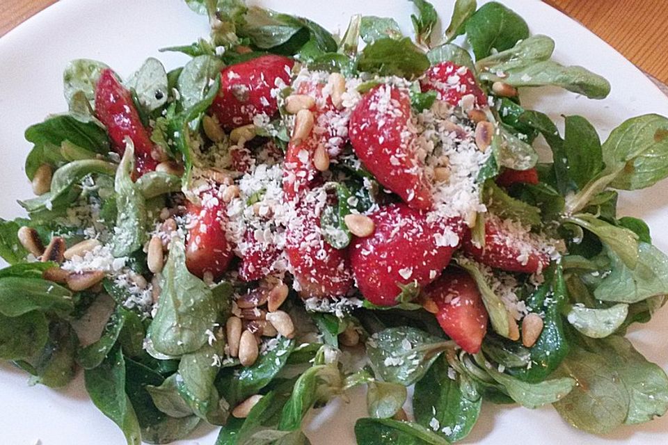 Feldsalat mit marinierten Erdbeeren