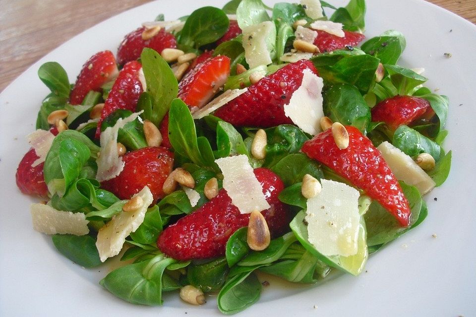 Feldsalat mit marinierten Erdbeeren