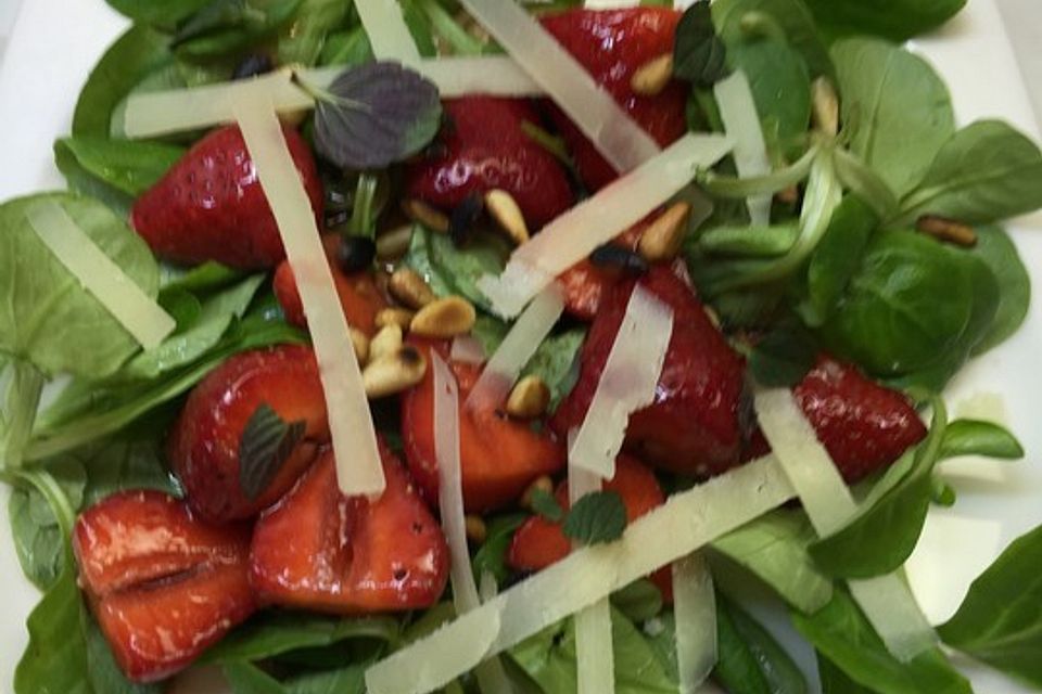 Feldsalat mit marinierten Erdbeeren