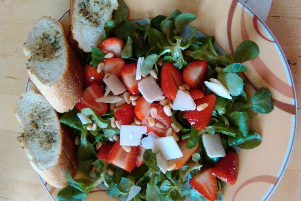 Feldsalat mit marinierten Erdbeeren