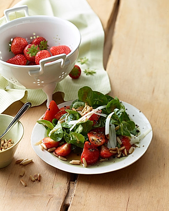 Feldsalat mit marinierten Erdbeeren