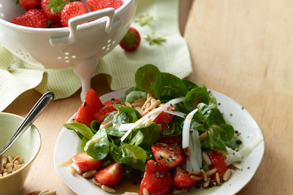 Feldsalat mit marinierten Erdbeeren