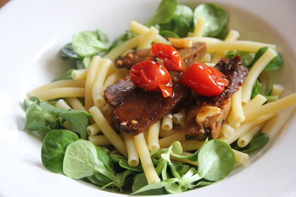 Vegetarisches Gyros mit Seitan an Makkaroni auf Feldsalat