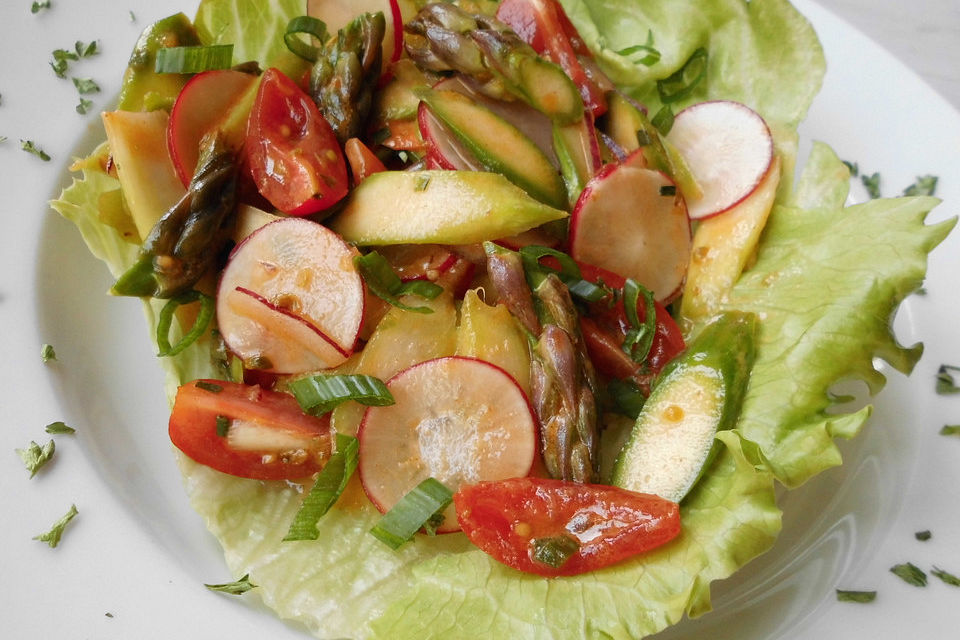 Grüner Spargelsalat mit Radieschen