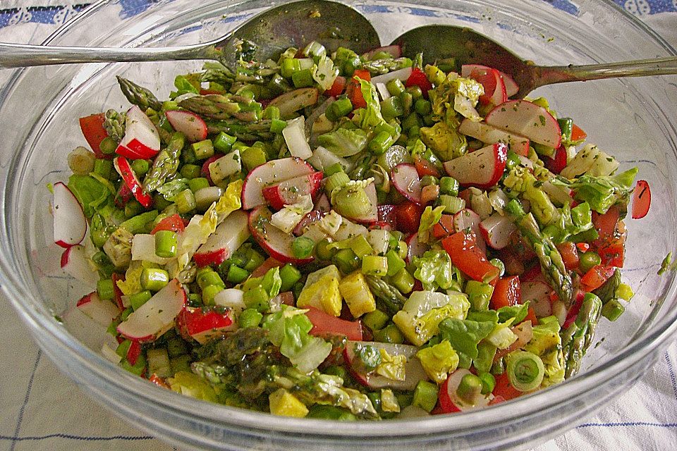 Grüner Spargelsalat mit Radieschen