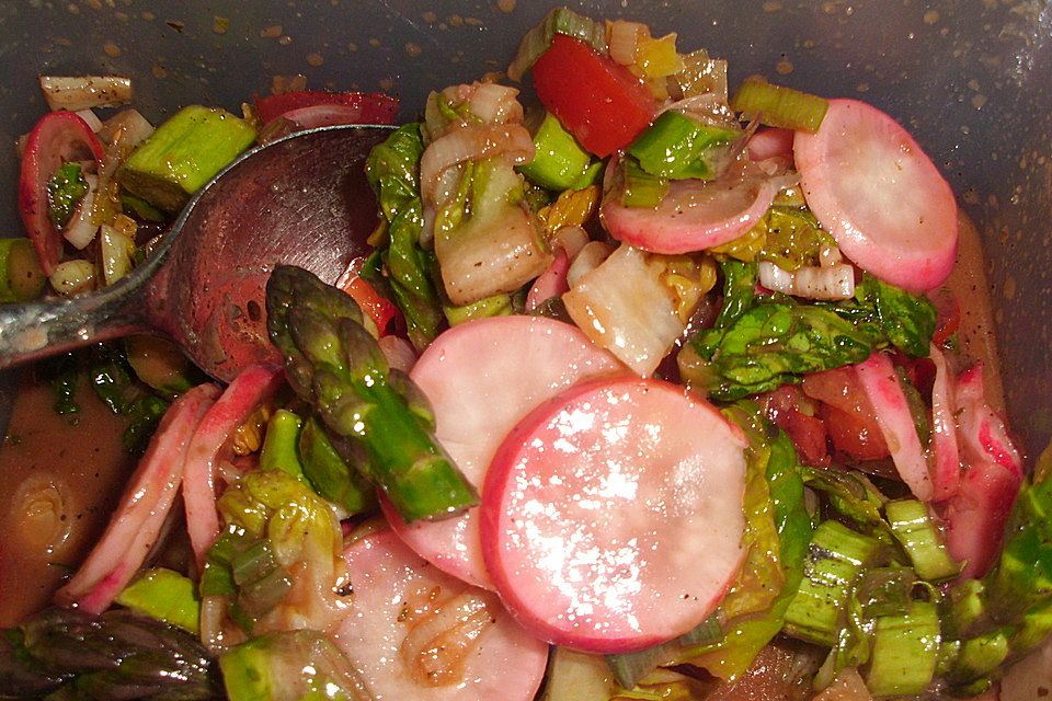 Grüner Spargelsalat mit Radieschen