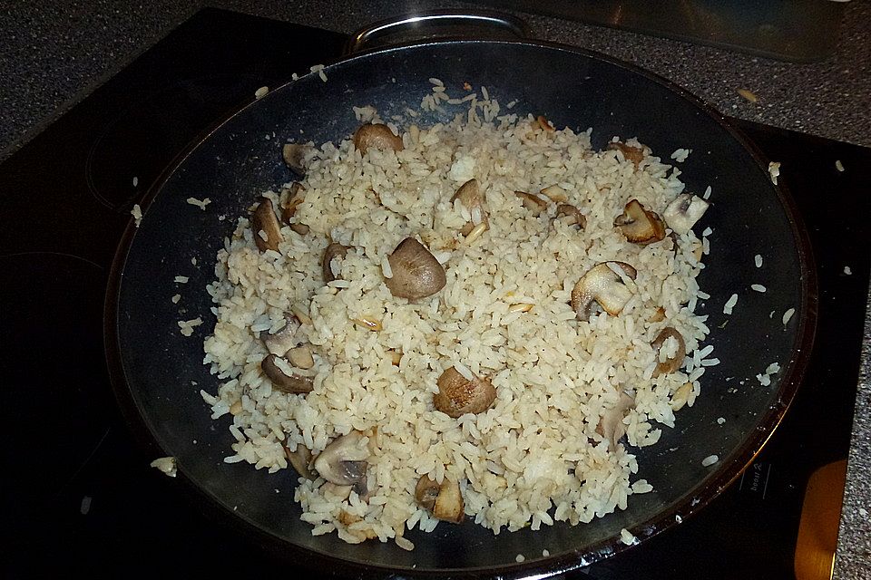 Gebratener Butterreis mit Champignons Gebratener Butterreis mit Champignons