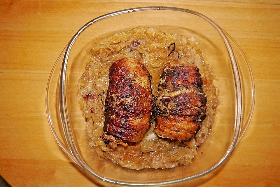 Roulade vom Schweinebauch gefüllt mit Sauerkraut