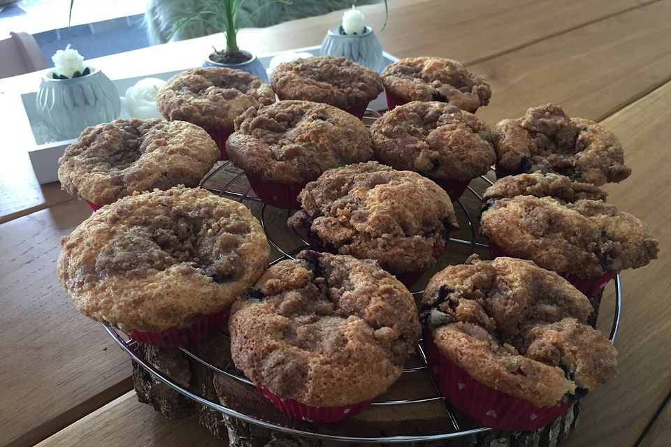 Amerikanische Blaubeermuffins mit Zimtkruste