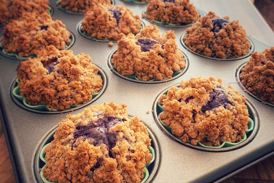 Amerikanische Blaubeermuffins mit Zimtkruste