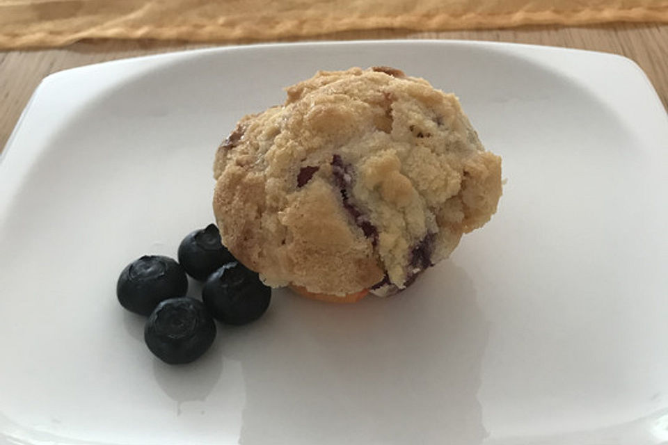 Amerikanische Blaubeermuffins mit Zimtkruste