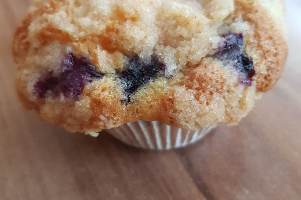 Amerikanische Blaubeermuffins mit Zimtkruste