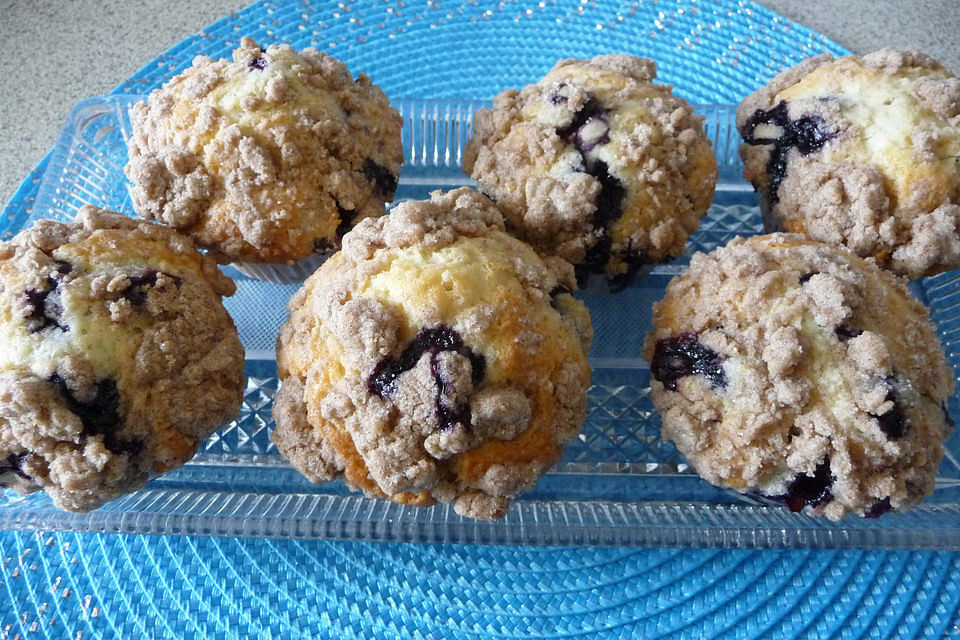 Amerikanische Blaubeermuffins mit Zimtkruste