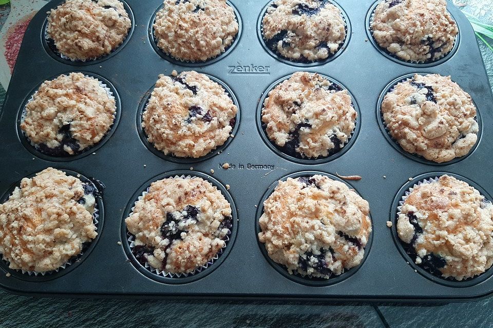 Amerikanische Blaubeermuffins mit Zimtkruste