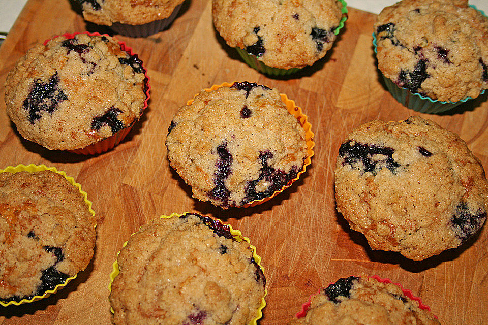 Amerikanische Blaubeermuffins mit Zimtkruste