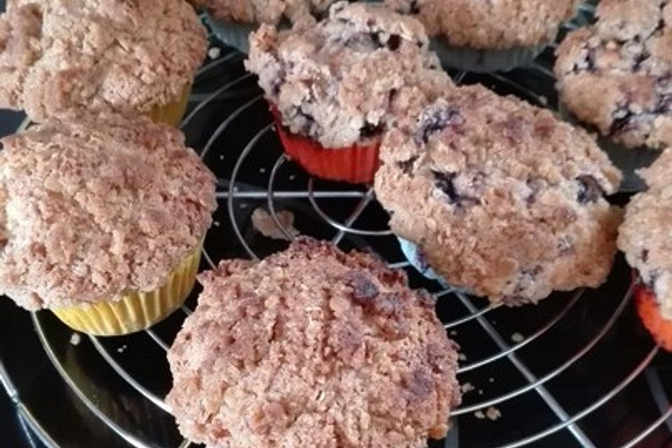 Amerikanische Blaubeermuffins mit Zimtkruste