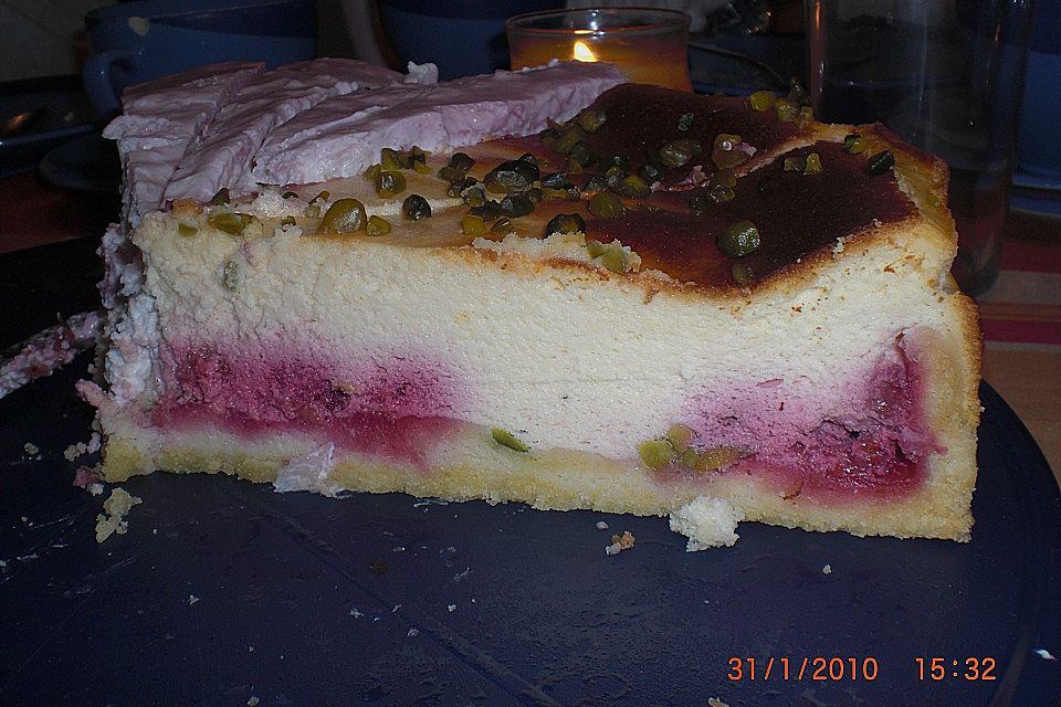 Käsetorte mit aromatischer Himbeerschicht