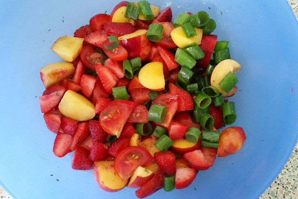 Sommerlicher Salat aus Tomaten, Nektarine und Erdbeeren