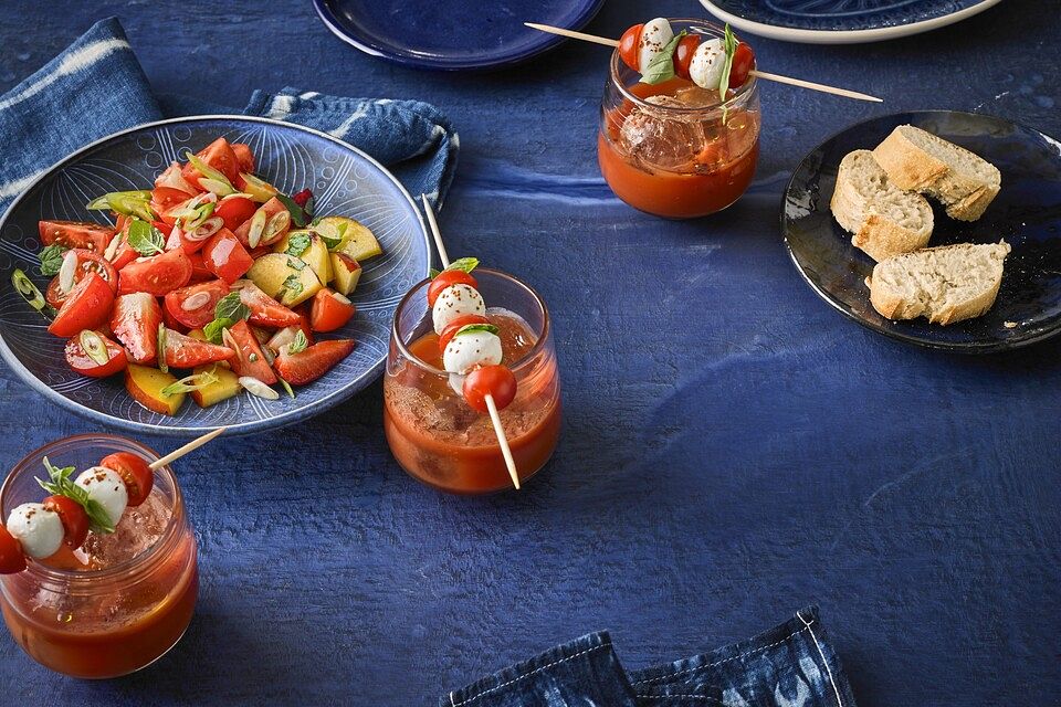 Sommerlicher Salat aus Tomaten, Nektarine und Erdbeeren