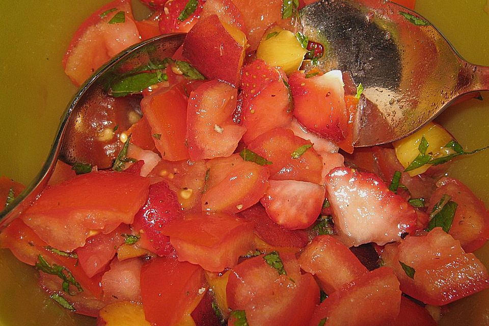 Sommerlicher Salat aus Tomaten, Nektarine und Erdbeeren