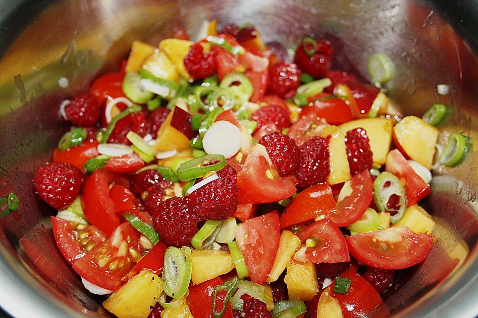 Sommerlicher Salat aus Tomaten, Nektarine und Erdbeeren