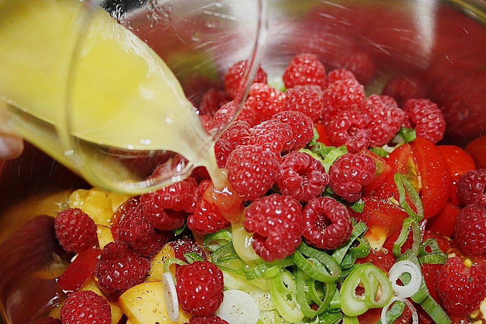 Sommerlicher Salat aus Tomaten, Nektarine und Erdbeeren