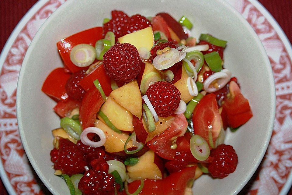 Sommerlicher Salat aus Tomaten, Nektarine und Erdbeeren