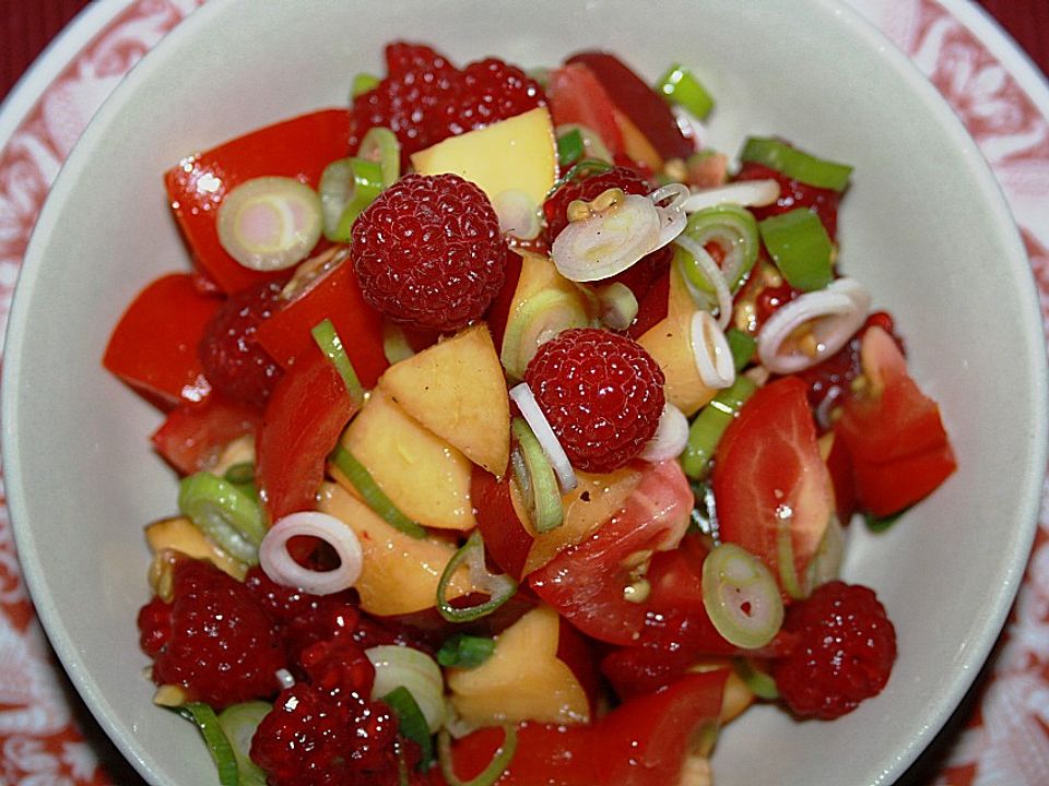Sommerlicher Salat aus Tomaten, Nektarine und Erdbeeren von Wüstensohn ...