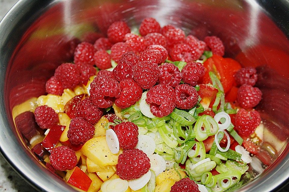 Sommerlicher Salat aus Tomaten, Nektarine und Erdbeeren