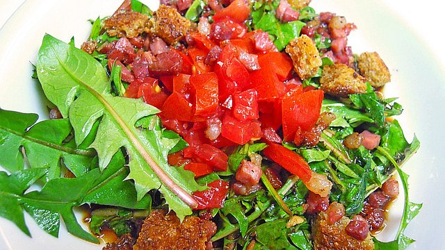 Löwenzahnsalat mit Gänseblümchen und Tomaten-, Speck- und ...