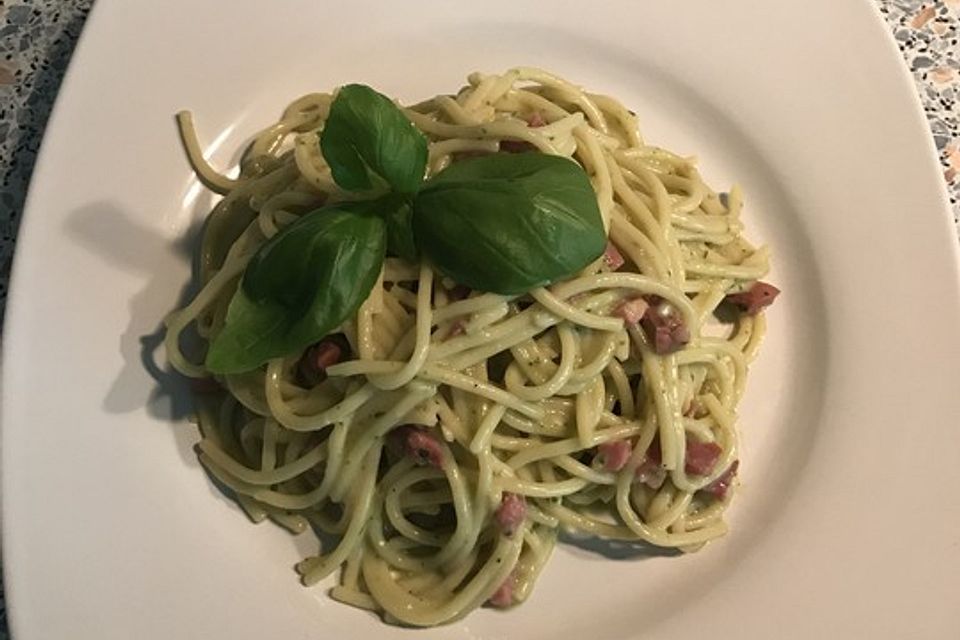 Spaghetti mit Basilikum - Carbonara