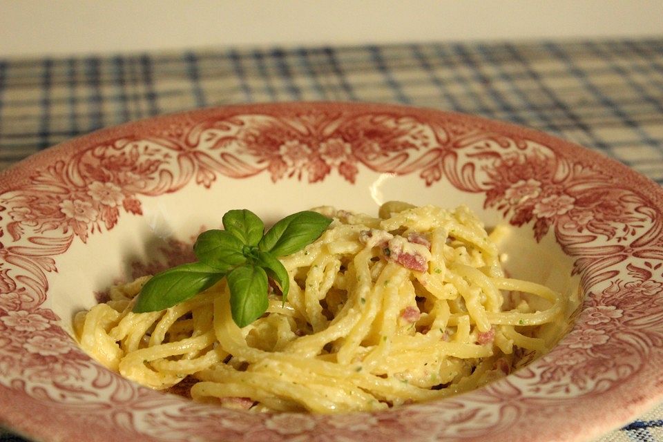 Spaghetti mit Basilikum - Carbonara