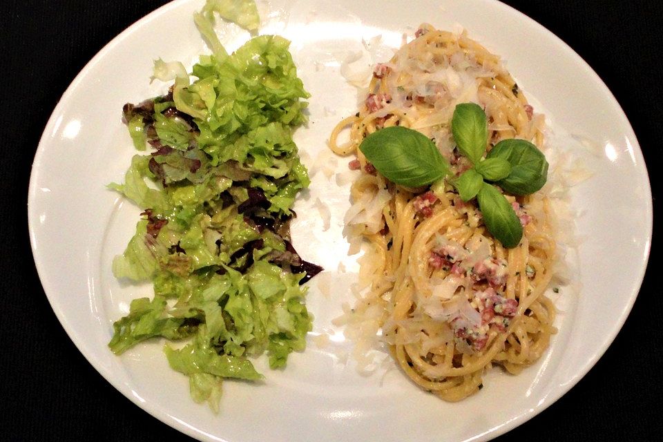 Spaghetti mit Basilikum - Carbonara