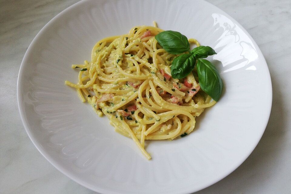 Spaghetti mit Basilikum - Carbonara