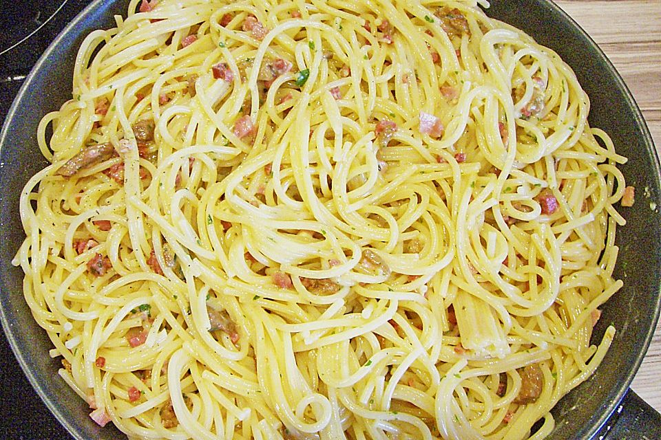 Spaghetti mit Basilikum - Carbonara