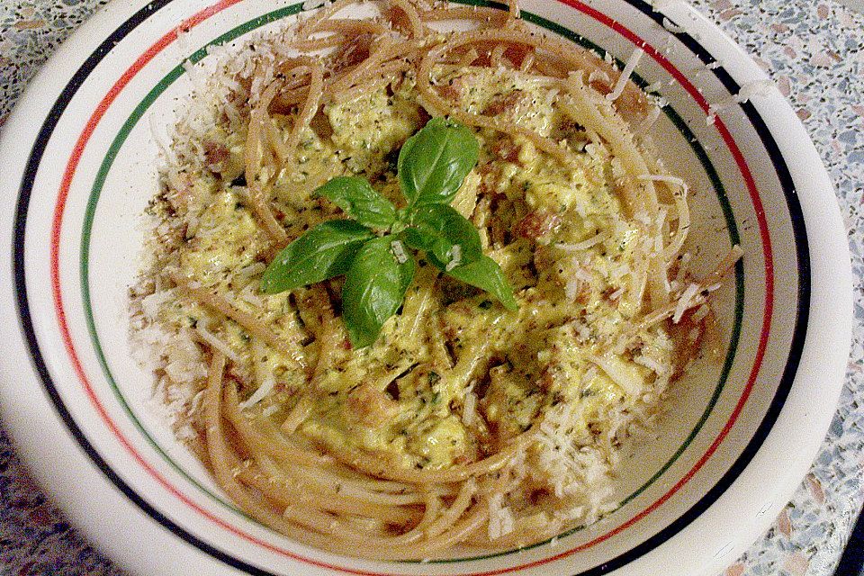 Spaghetti mit Basilikum - Carbonara