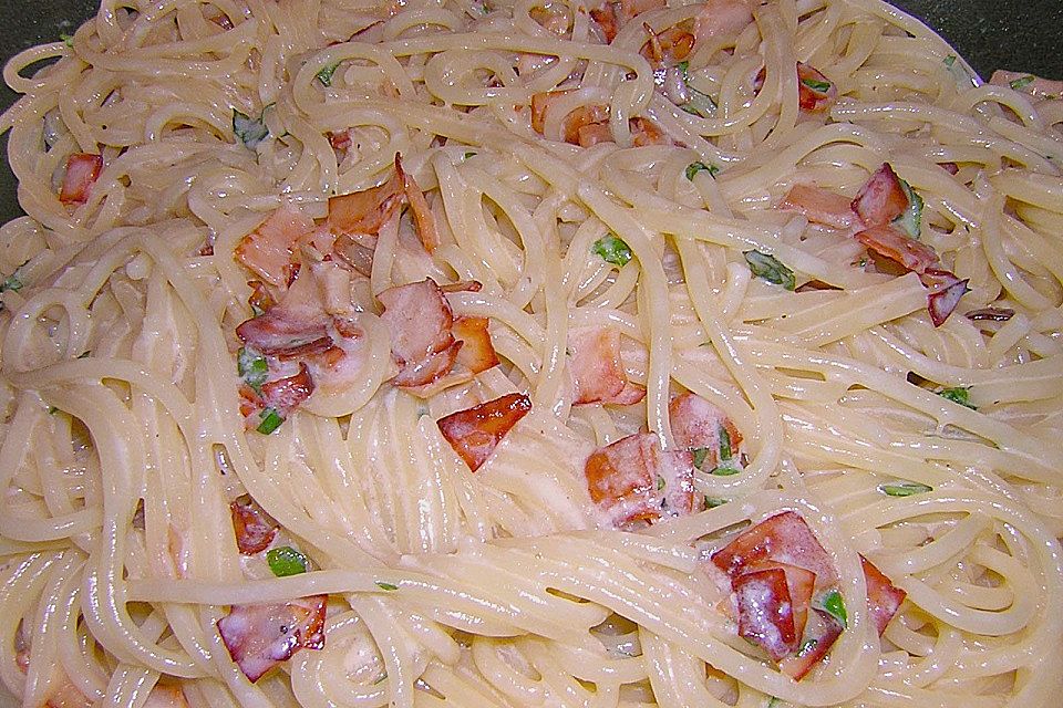 Spaghetti mit Basilikum - Carbonara