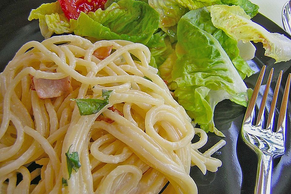 Spaghetti mit Basilikum - Carbonara