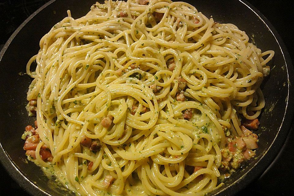 Spaghetti mit Basilikum - Carbonara