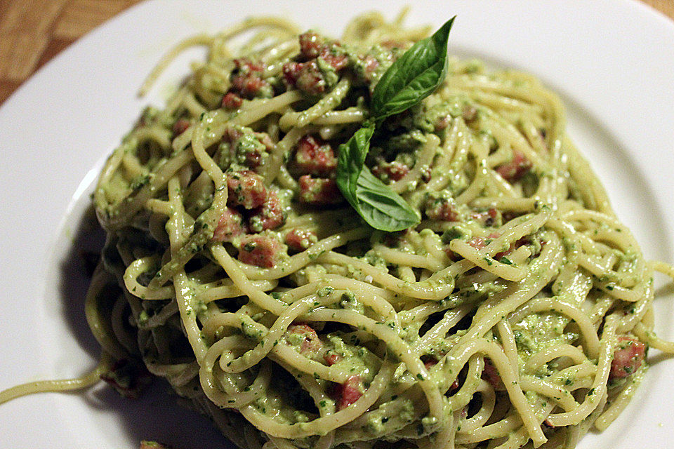 Spaghetti mit Basilikum - Carbonara