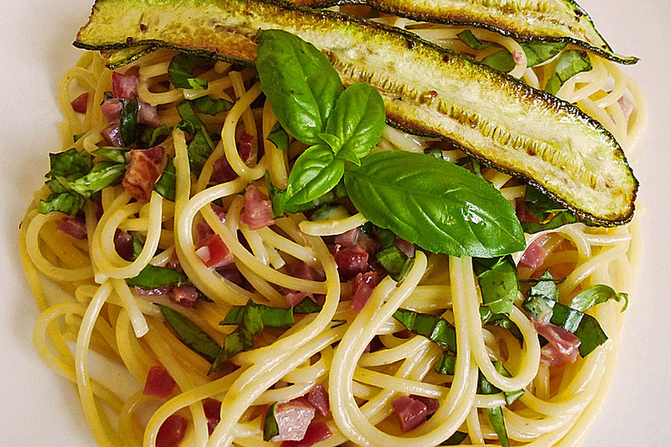 Spaghetti mit Basilikum - Carbonara