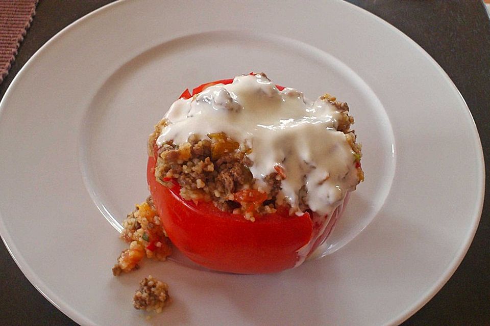 Gefüllte Couscous - Tomate mit Joghurtsauce