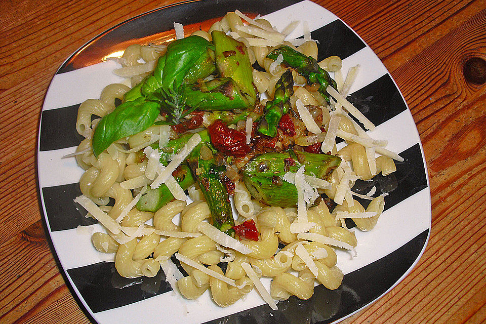 Pasta mit grünem Spargel