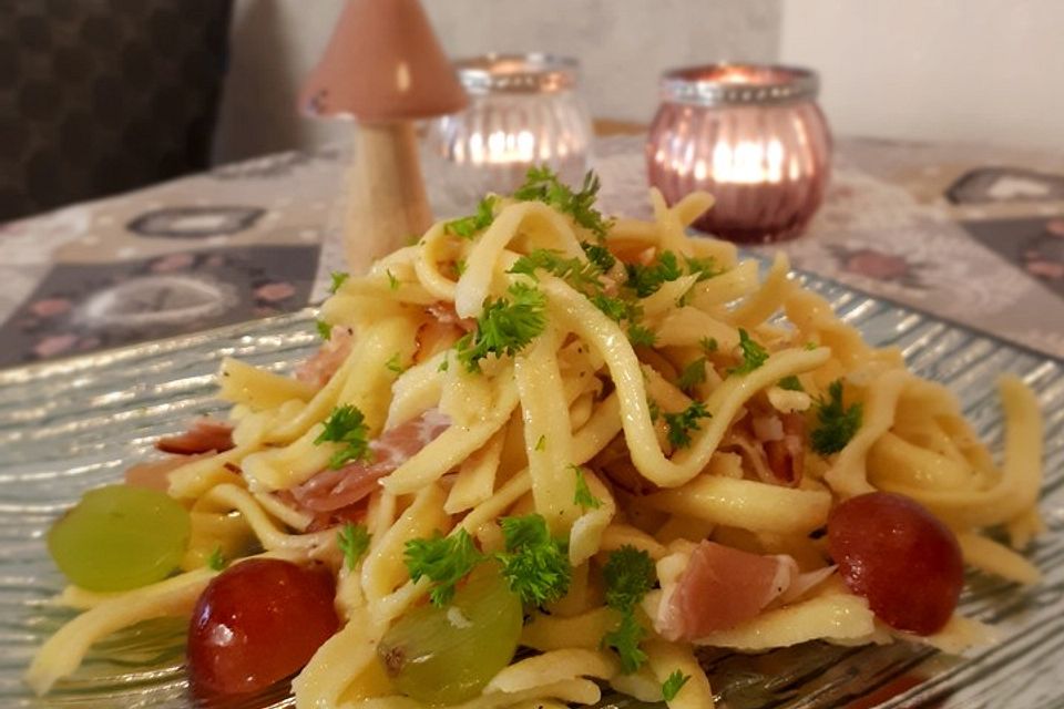 Spätzlesalat mit Schinken und Trauben