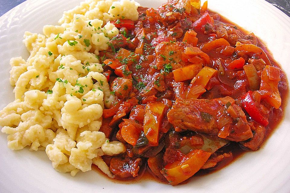 Spätzle mit Schnitzel-Paprika-Tomaten-Sauce