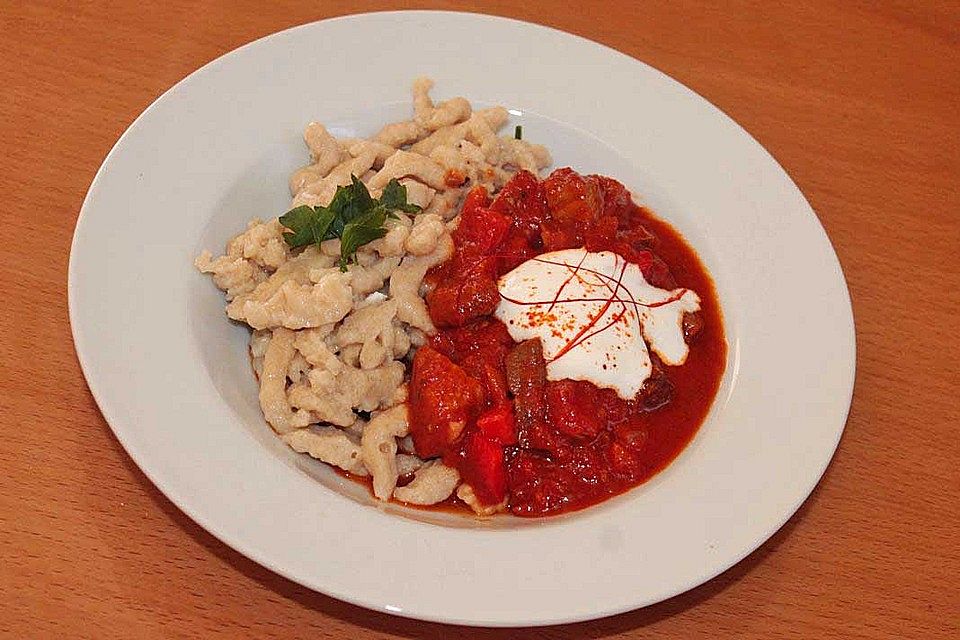 Spätzle mit Schnitzel-Paprika-Tomaten-Sauce