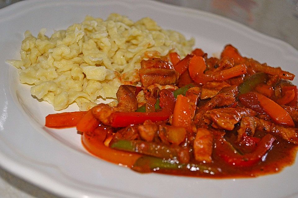 Spätzle mit Schnitzel-Paprika-Tomaten-Sauce